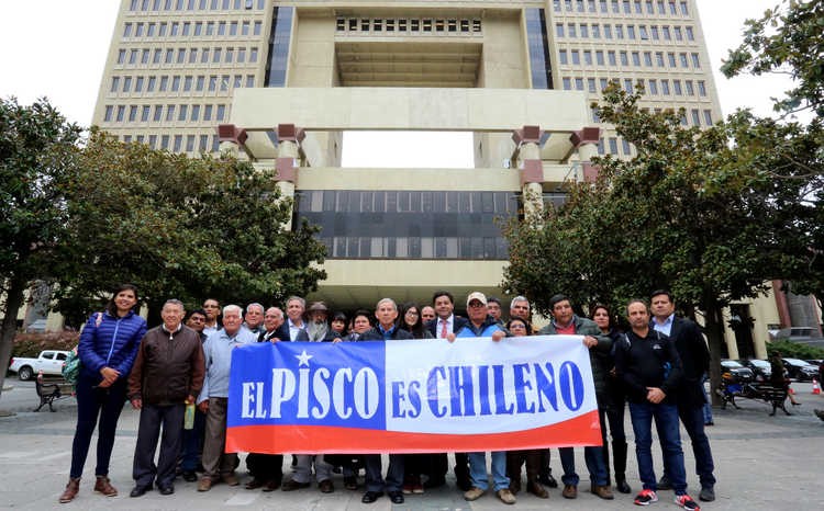 Con apoyo de Capel, ingresan proyecto que prohíbe ingreso de aguardiente peruano a Chile