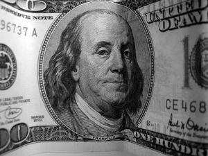 Dólar profundiza su caída y bordea los $920 al inicio de la tarde, atento a anuncios en el mercado local