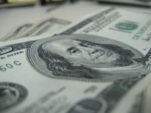 El dólar anota importante caída tras decisión de tasas del Banco Central y busca dejar atrás los $900