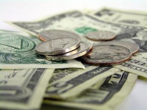 Dólar abre en baja en medio de recuperación del cobre y expectativa de tasas