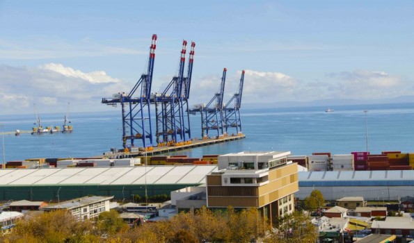 Paro en Puerto Coronel: cargas son derivadas a terminales de la zona central del país