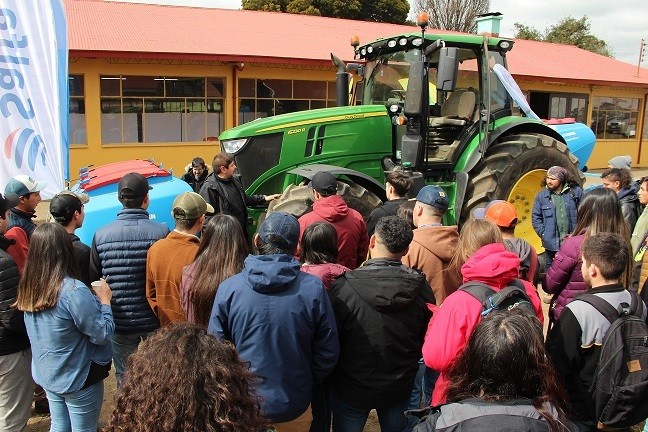 Instituto Adolfo Matthei impulsa la educación agraria con demostración de maquinaria moderna